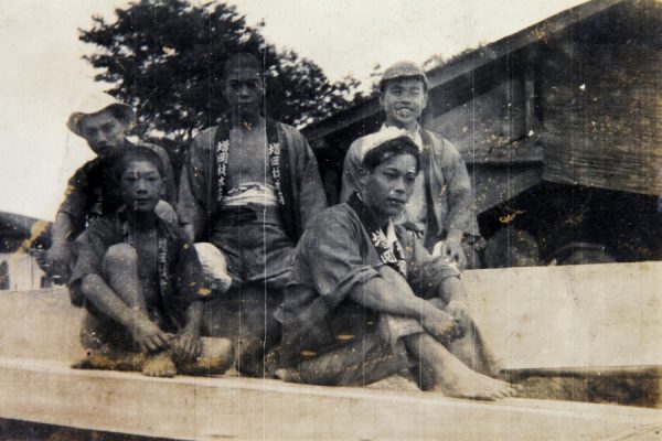 創業者の三男と製材職人たち(昭和20年頃撮影)