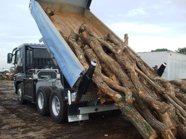 伐採木生木幹材を無料受入、処分いたします。