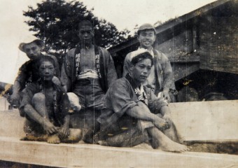 創業者の三男と製材職人たち(昭和20年頃撮影)サムネイル
